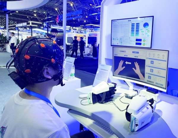 红盘 千行百业“智变”加速 上交会汇聚“AI+”跨行业解决方案