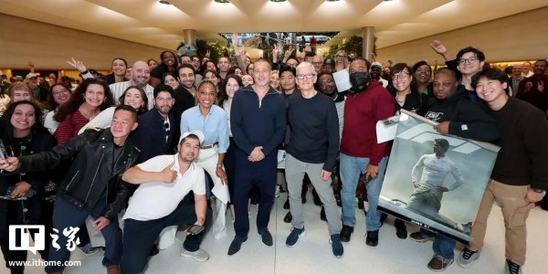 众团优配 苹果纽约店举办《F1：狂飙飞车》宣传活动，库克与皮特同台造势