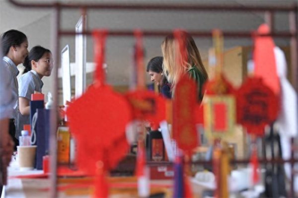 博泰配资 “非遗文创”亮相亚投行第十届理事会年会 | 亚投行十年