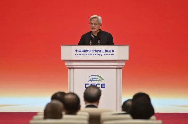 恒盈配资 黄仁勋链博会上穿唐装演讲：中国的开源人工智能是全球进步的催化剂