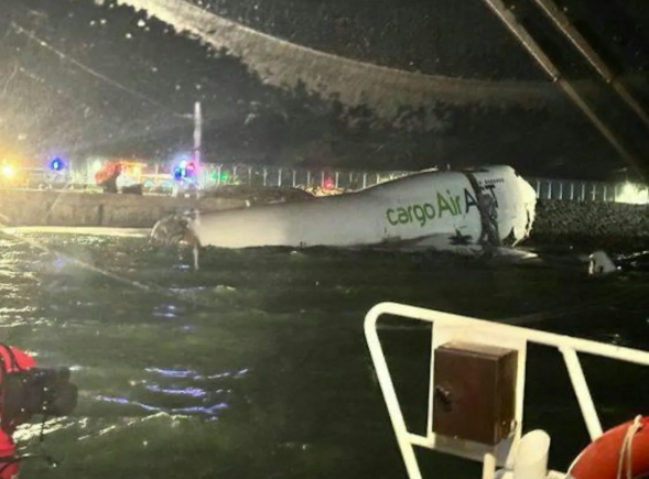 亿赢配资网 香港机场凌晨突发，货机冲出跑道坠海